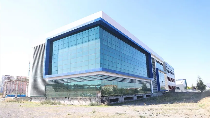 TURKOVACın üretildiği aşı merkezinin yeni binasında geleceğin bilim insanları yetiştirilecek.